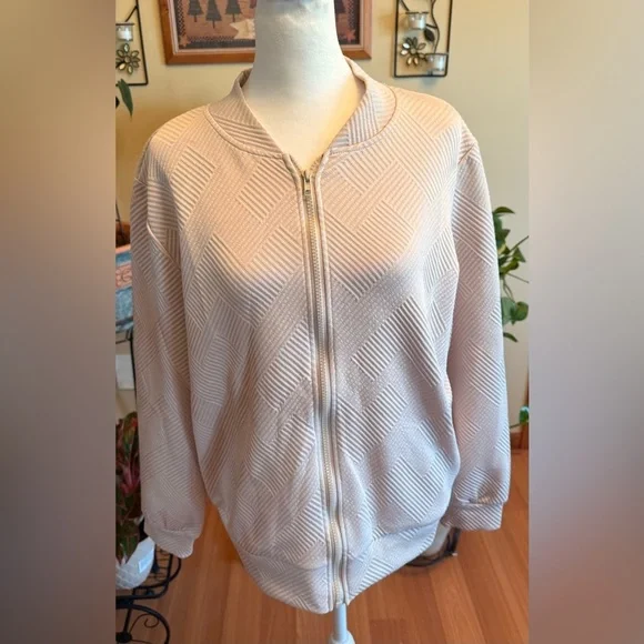 NWOT Women’s Beige Zip- Up Sweater Size Medium Textured Long Sleeves Polyester - Picture 1 of 9